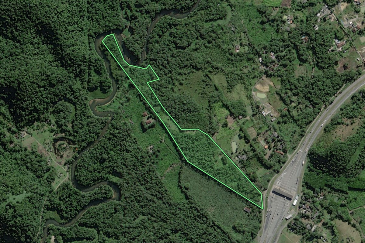 Imagem de satélite do imóvel rural em Miracatu (SP), com o contorno declarado no CAR desenhado por cima.