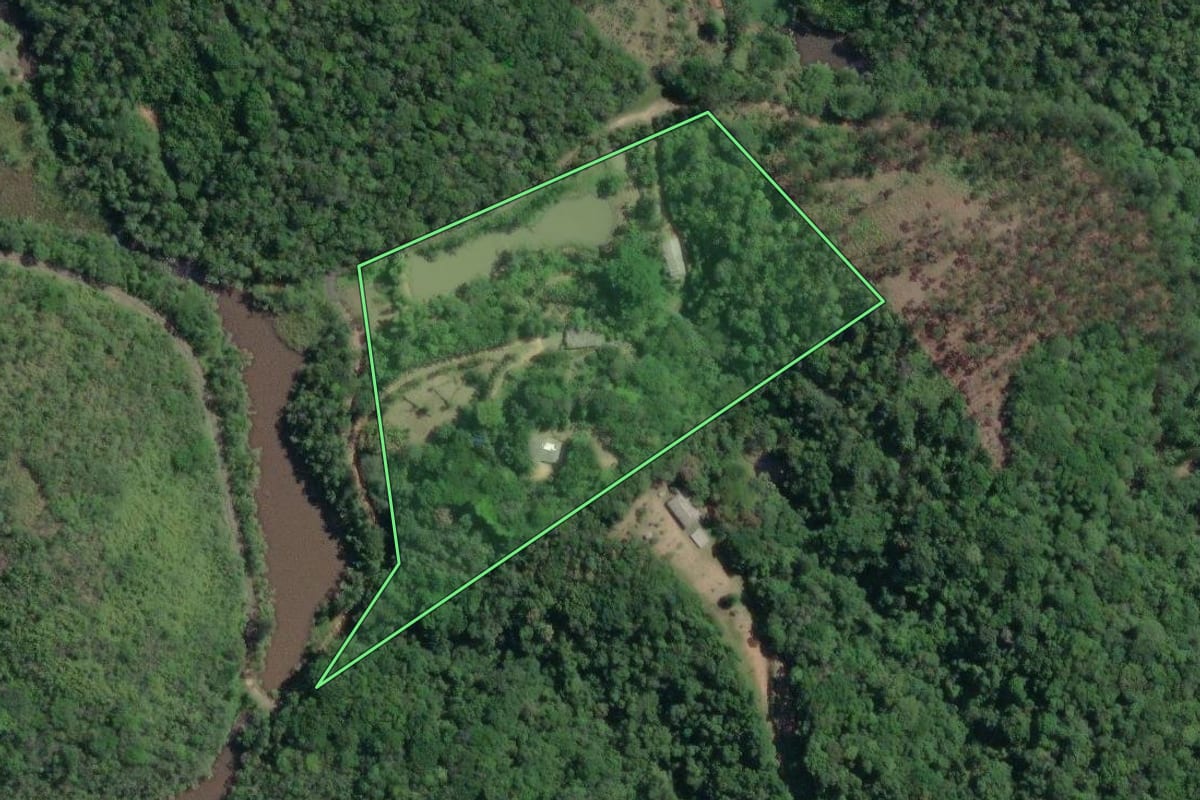 Imagem de satélite do imóvel rural em Miracatu (SP), com o contorno declarado no CAR desenhado por cima.