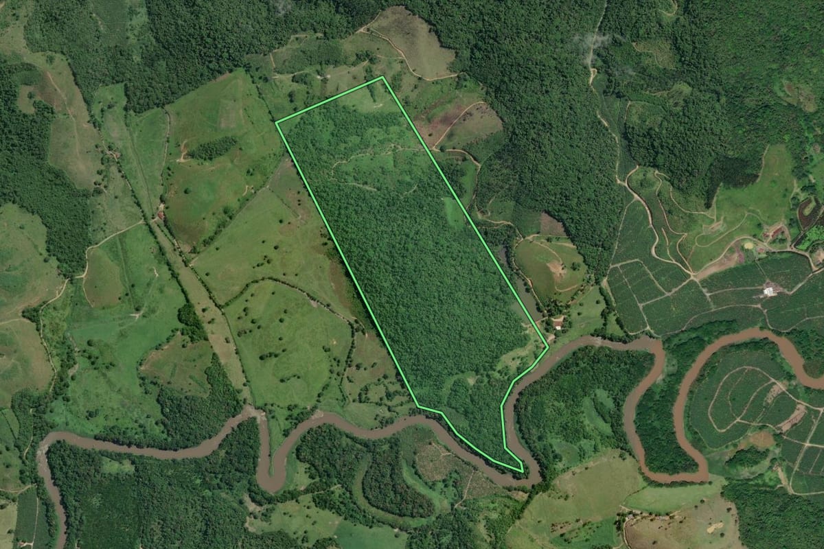 Imagem de satélite do imóvel rural em Miracatu (SP), com o contorno declarado no CAR desenhado por cima.