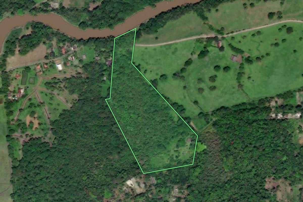 Imagem de satélite do imóvel rural em Miracatu (SP), com o contorno declarado no CAR desenhado por cima.