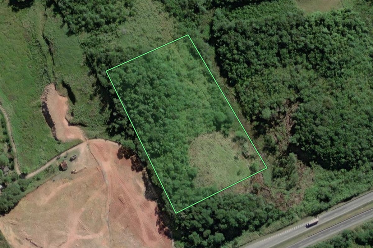 Imagem de satélite do imóvel rural em Miracatu (SP), com o contorno declarado no CAR desenhado por cima.