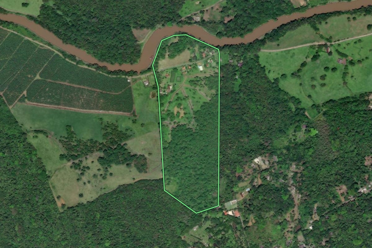 Imagem de satélite do imóvel rural em Miracatu (SP), com o contorno declarado no CAR desenhado por cima.