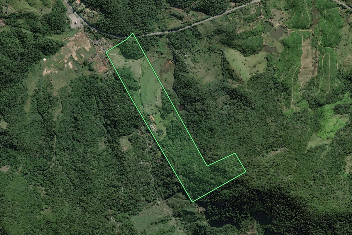 Imagem de satélite do imóvel rural em Miracatu (SP), com o contorno declarado no CAR desenhado por cima.