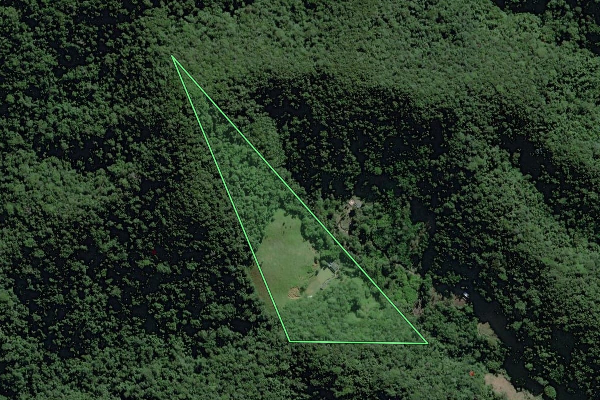 Imagem de satélite do imóvel rural em Miracatu (SP), com o contorno declarado no CAR desenhado por cima.