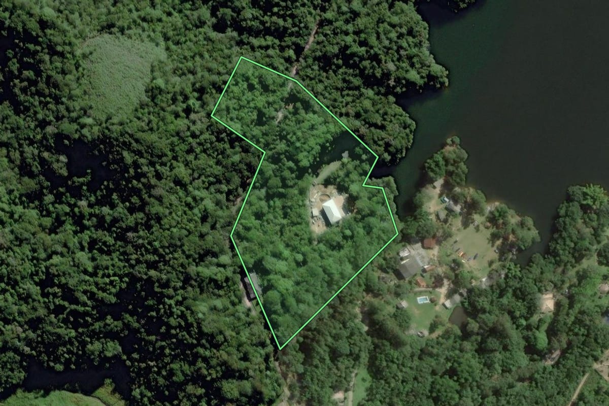 Imagem de satélite do imóvel rural em Miracatu (SP), com o contorno declarado no CAR desenhado por cima.