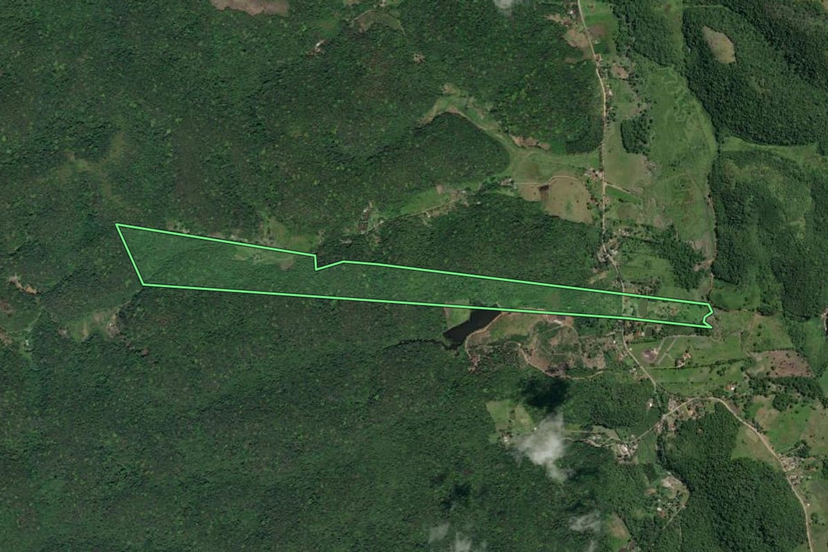 Imagem de satélite do imóvel rural em Miracatu (SP), com o contorno declarado no CAR desenhado por cima.
