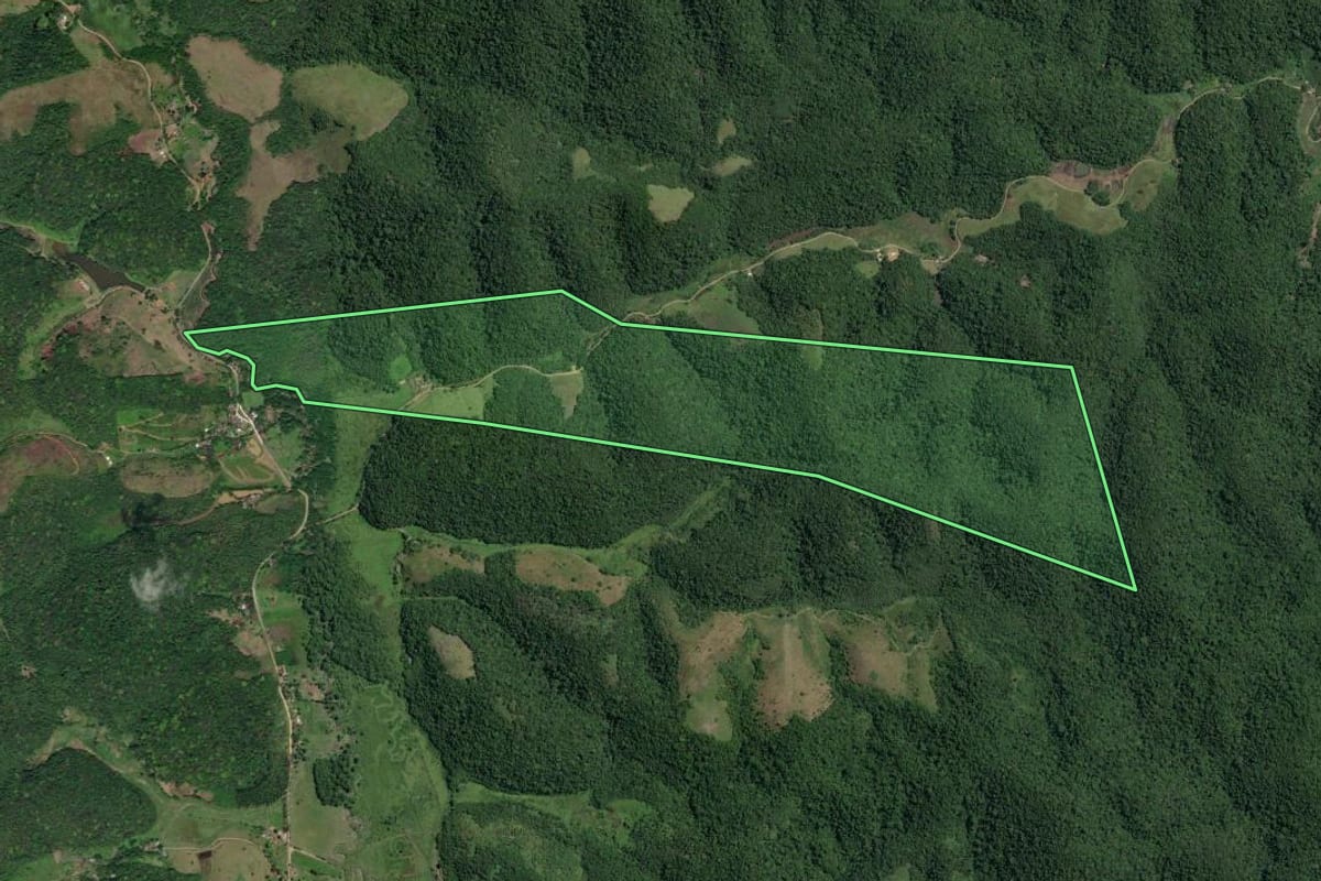 Imagem de satélite do imóvel rural em Miracatu (SP), com o contorno declarado no CAR desenhado por cima.