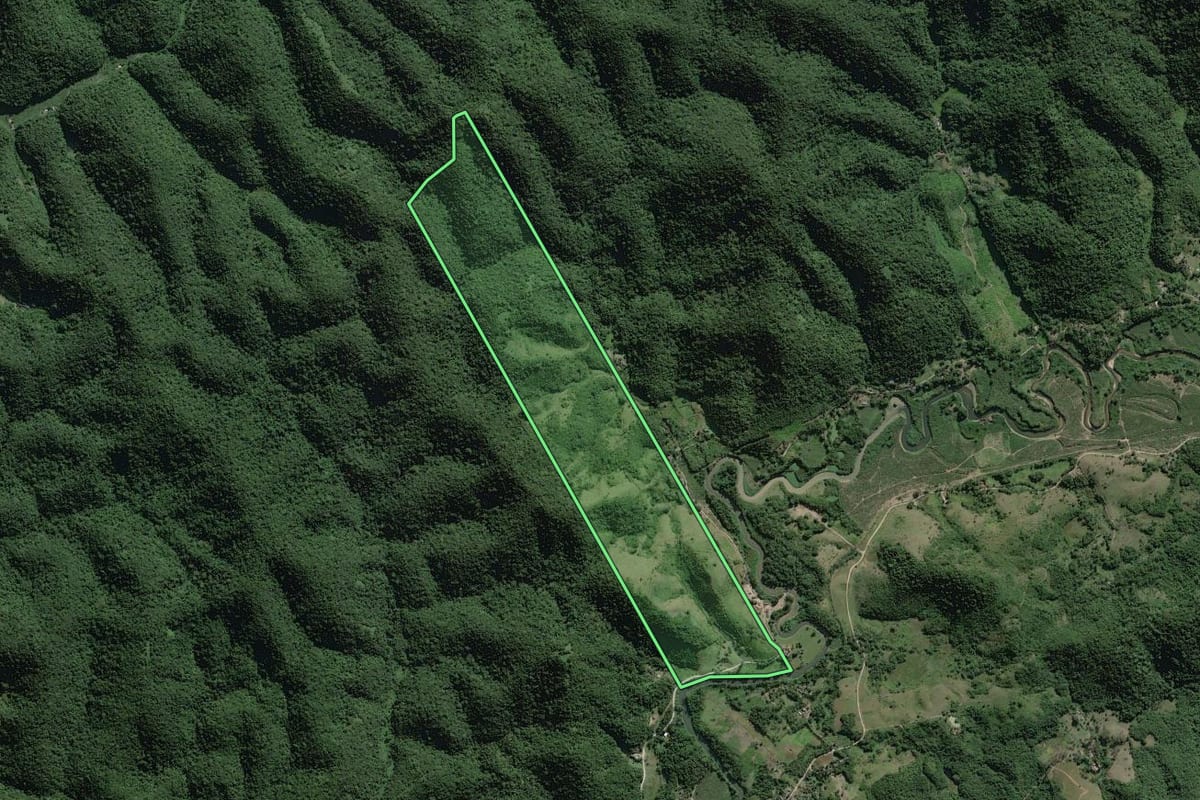 Imagem de satélite do imóvel rural em Miracatu (SP), com o contorno declarado no CAR desenhado por cima.