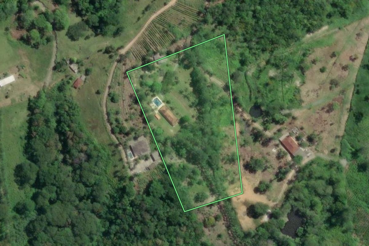 Imagem de satélite do imóvel rural em Miracatu (SP), com o contorno declarado no CAR desenhado por cima.