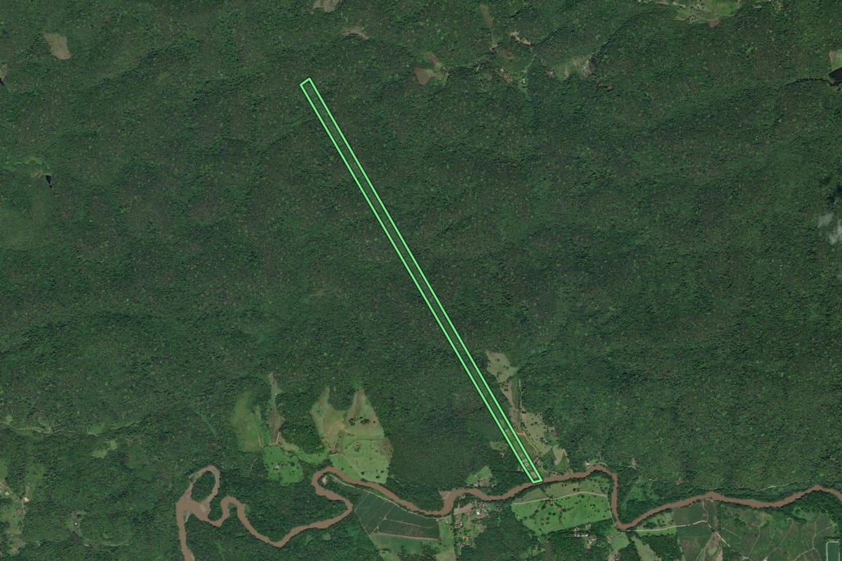 Imagem de satélite do imóvel rural em Miracatu (SP), com o contorno declarado no CAR desenhado por cima.