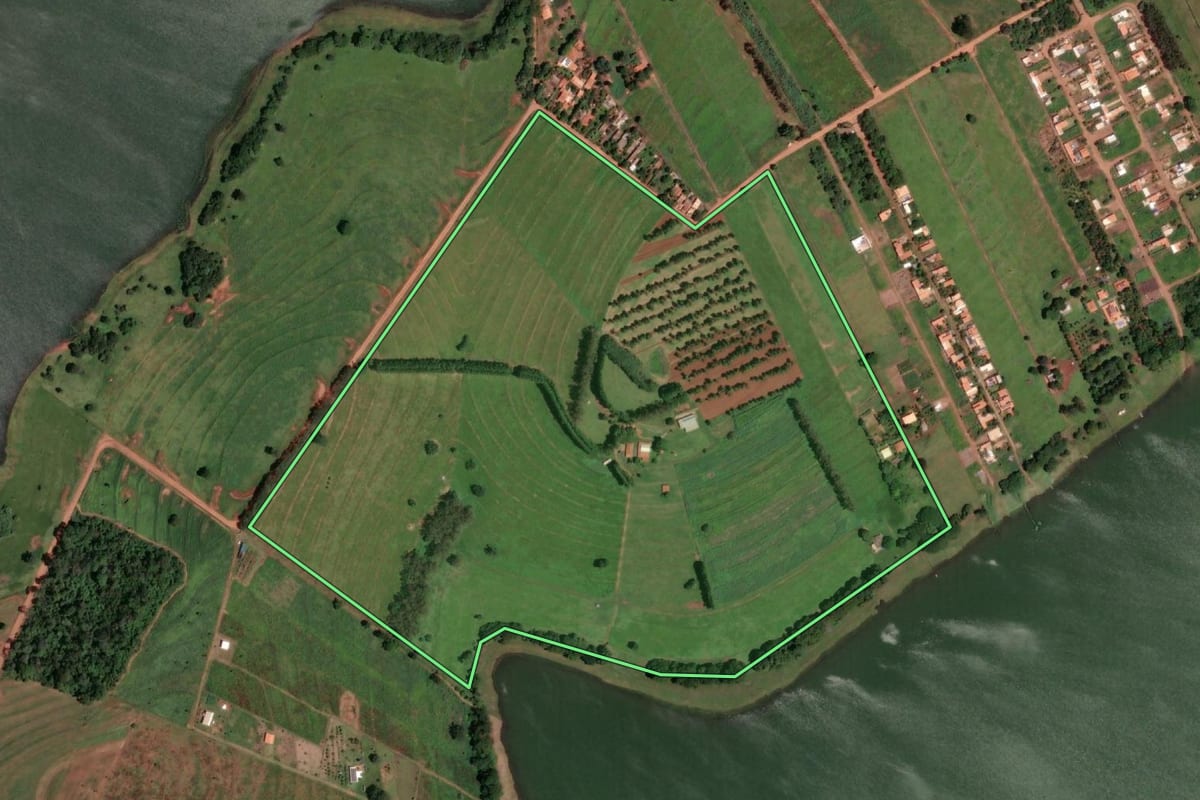 Imagem de satélite do imóvel rural em Mira Estrela (SP), com o contorno declarado no CAR desenhado por cima.