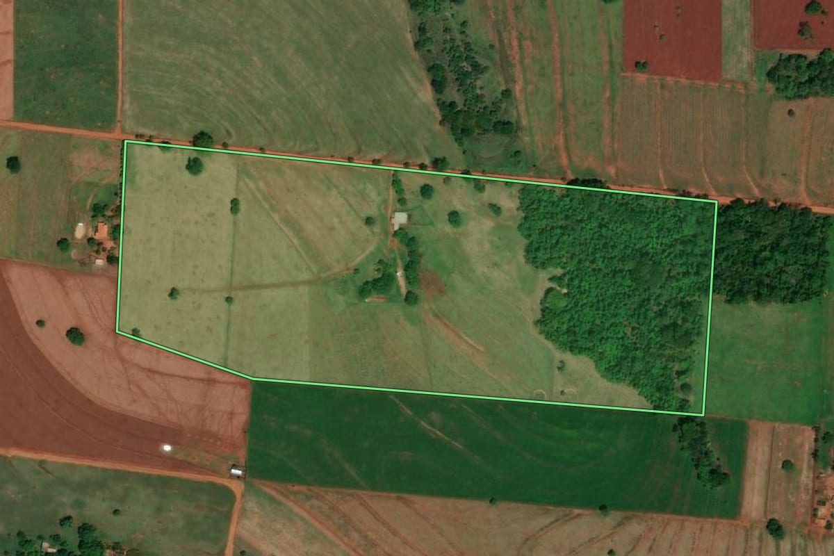 Imagem de satélite do imóvel rural em Mira Estrela (SP), com o contorno declarado no CAR desenhado por cima.