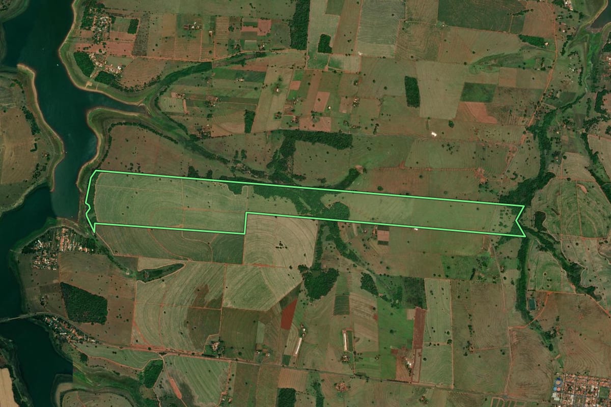 Imagem de satélite do imóvel rural em Mira Estrela (SP), com o contorno declarado no CAR desenhado por cima.