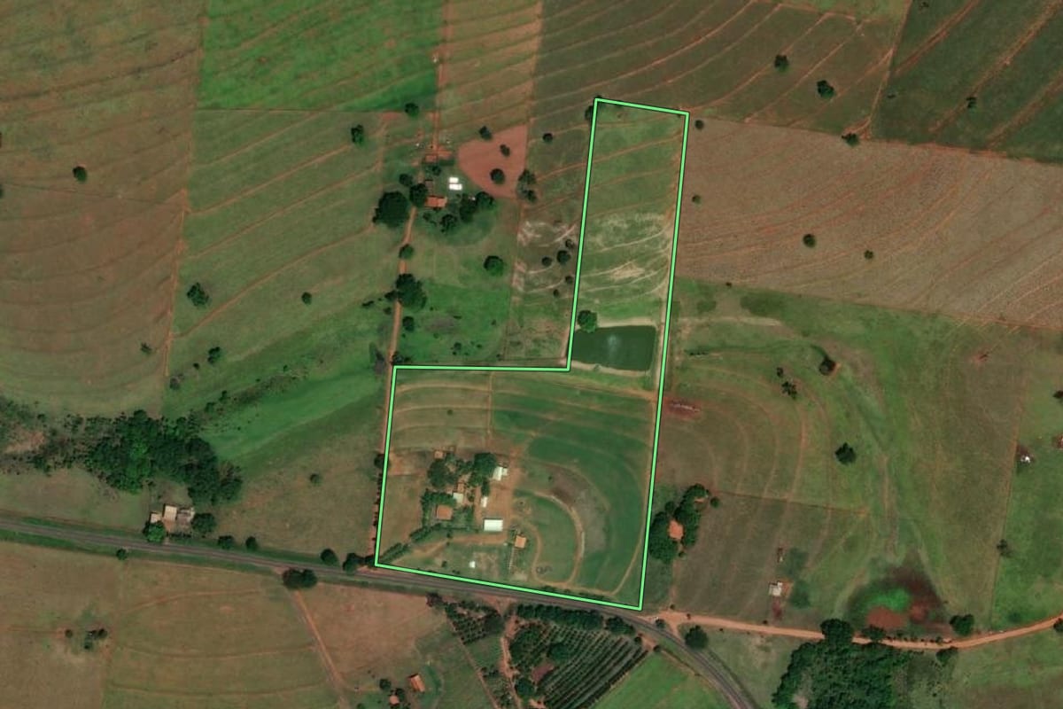 Imagem de satélite do imóvel rural em Mira Estrela (SP), com o contorno declarado no CAR desenhado por cima.