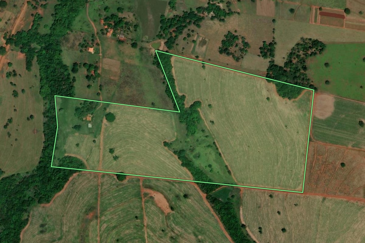 Imagem de satélite do imóvel rural em Mira Estrela (SP), com o contorno declarado no CAR desenhado por cima.