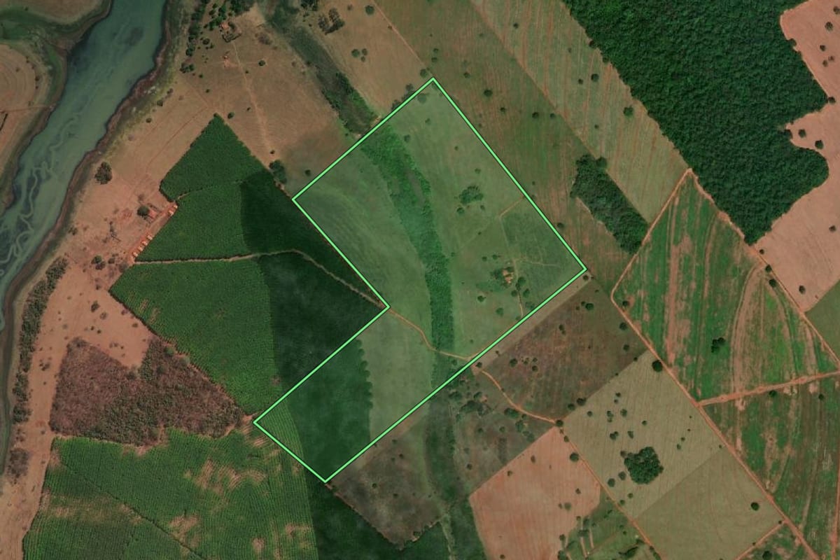 Imagem de satélite do imóvel rural em Mira Estrela (SP), com o contorno declarado no CAR desenhado por cima.