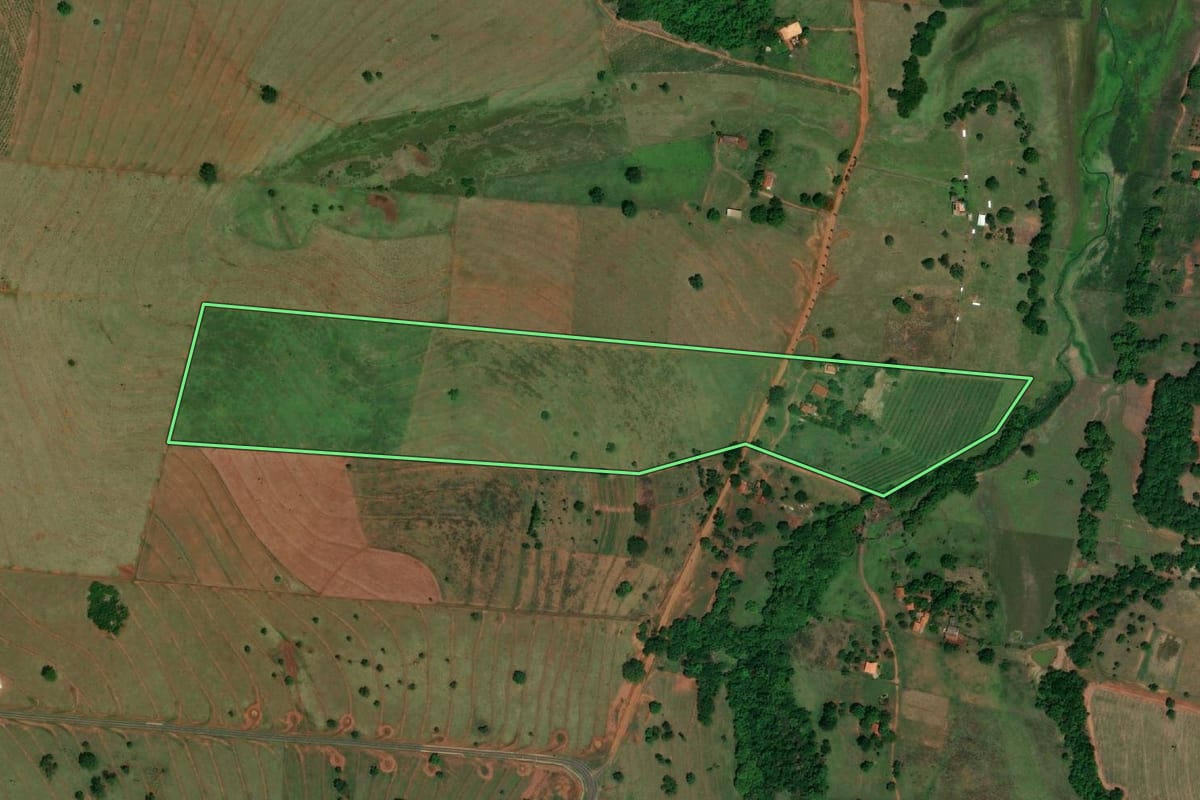 Imagem de satélite do imóvel rural em Mira Estrela (SP), com o contorno declarado no CAR desenhado por cima.