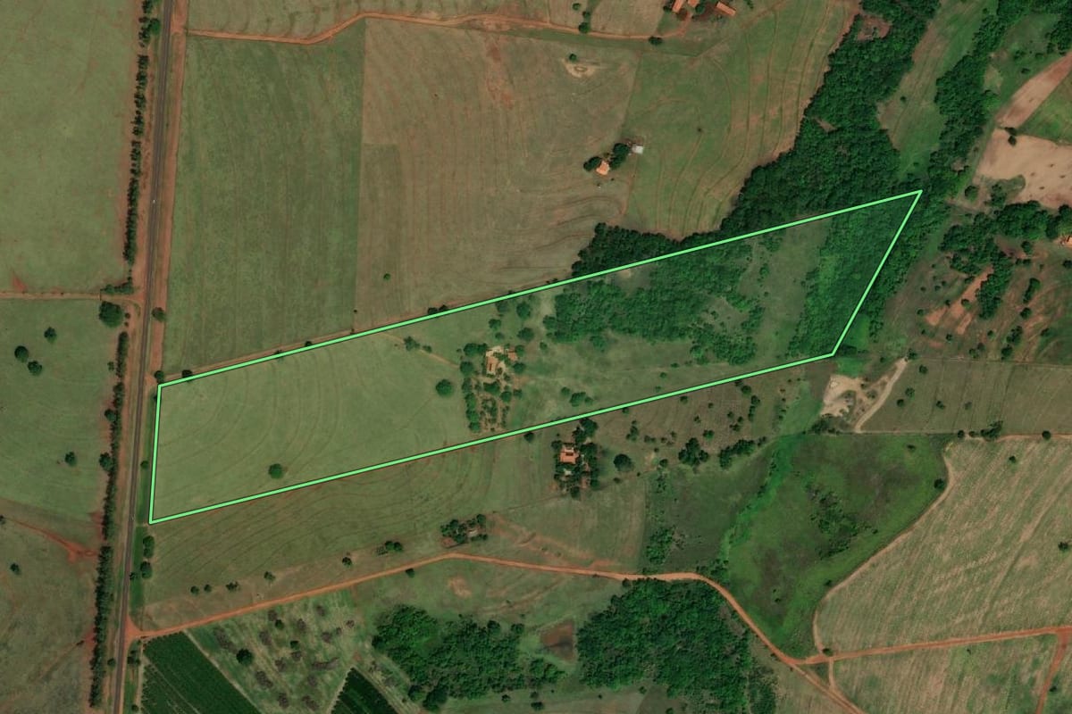 Imagem de satélite do imóvel rural em Mira Estrela (SP), com o contorno declarado no CAR desenhado por cima.