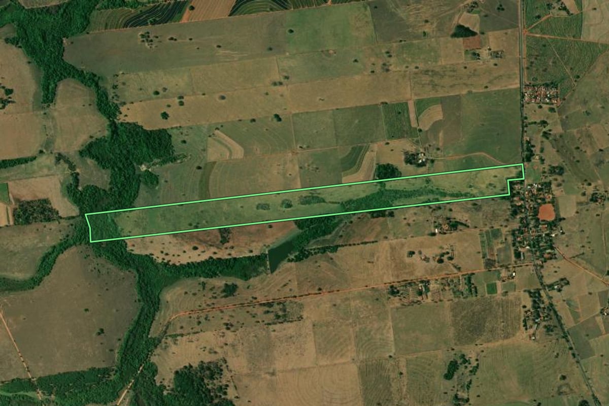 Imagem de satélite do imóvel rural em Mirandópolis (SP), com o contorno declarado no CAR desenhado por cima.
