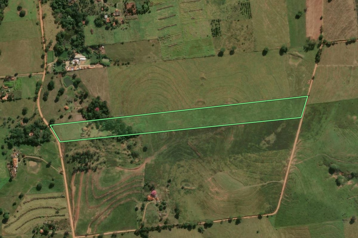 Imagem de satélite do imóvel rural em Mirandópolis (SP), com o contorno declarado no CAR desenhado por cima.