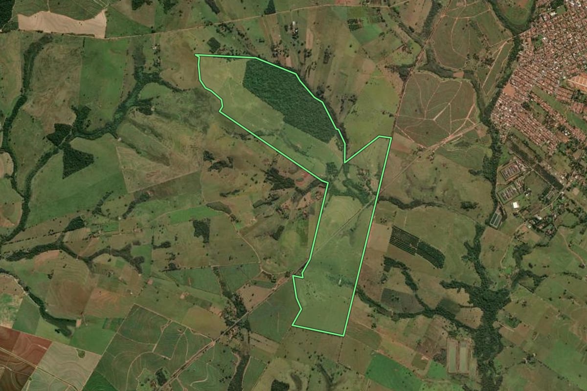 Imagem de satélite do imóvel rural em Mirandópolis (SP), com o contorno declarado no CAR desenhado por cima.