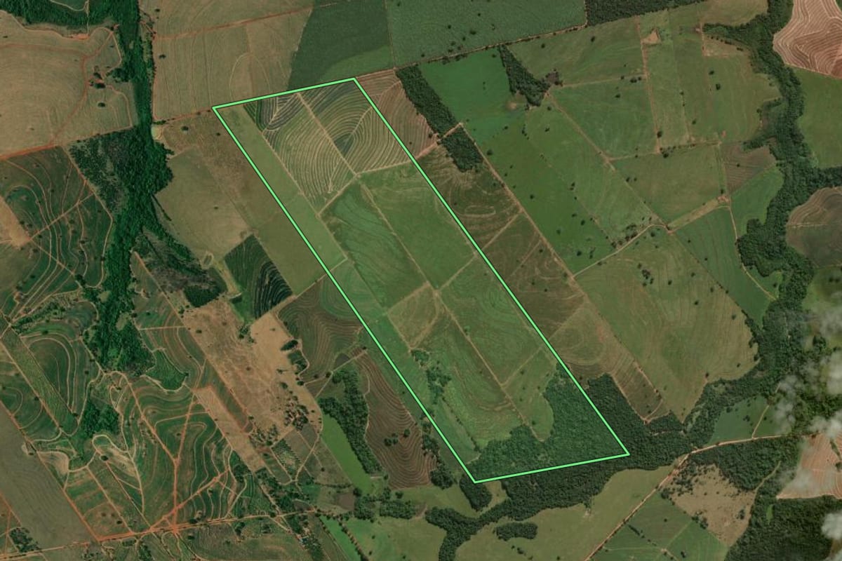 Imagem de satélite do imóvel rural em Mirandópolis (SP), com o contorno declarado no CAR desenhado por cima.