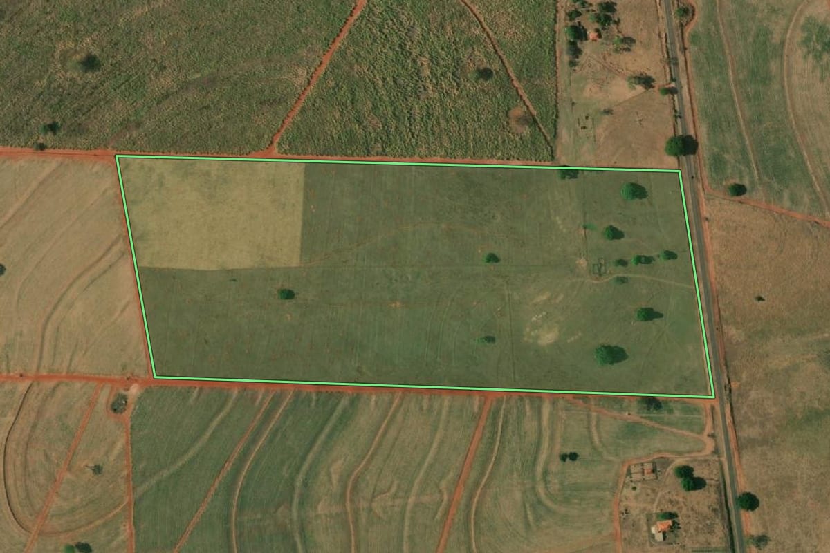 Imagem de satélite do imóvel rural em Mirandópolis (SP), com o contorno declarado no CAR desenhado por cima.