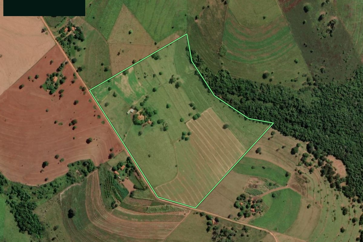 Imagem de satélite do imóvel rural em Mirandópolis (SP), com o contorno declarado no CAR desenhado por cima.