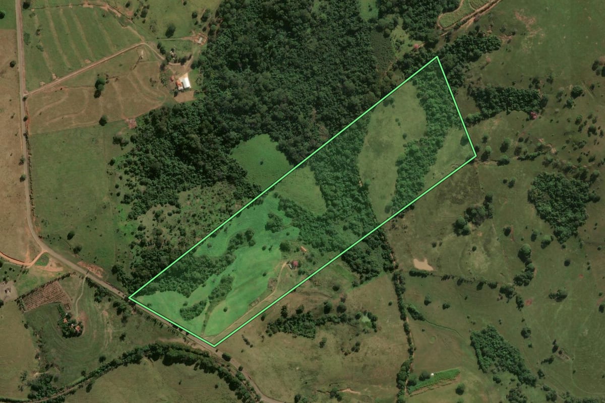 Imagem de satélite do imóvel rural em Mirandópolis (SP), com o contorno declarado no CAR desenhado por cima.