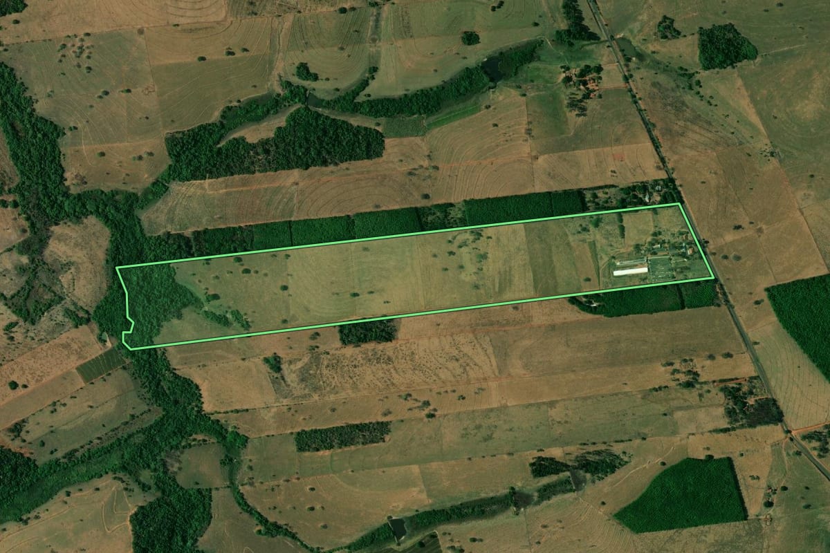 Imagem de satélite do imóvel rural em Mirandópolis (SP), com o contorno declarado no CAR desenhado por cima.