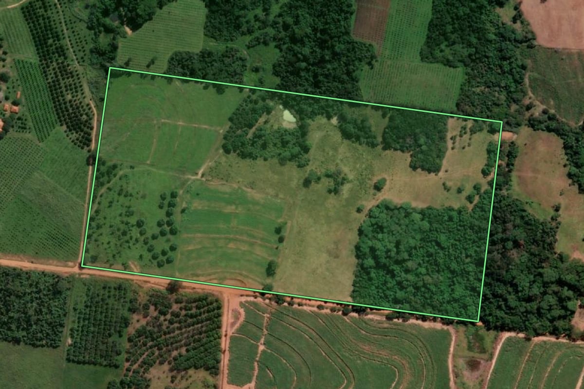 Imagem de satélite do imóvel rural em Mirandópolis (SP), com o contorno declarado no CAR desenhado por cima.