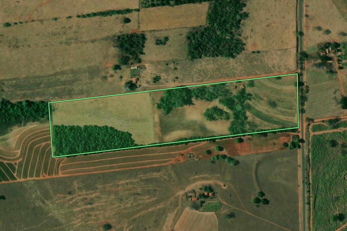 Imagem de satélite do imóvel rural em Mirandópolis (SP), com o contorno declarado no CAR desenhado por cima.