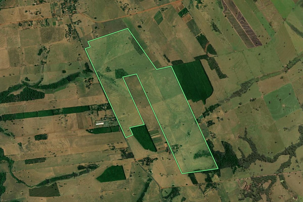 Imagem de satélite do imóvel rural em Mirandópolis (SP), com o contorno declarado no CAR desenhado por cima.