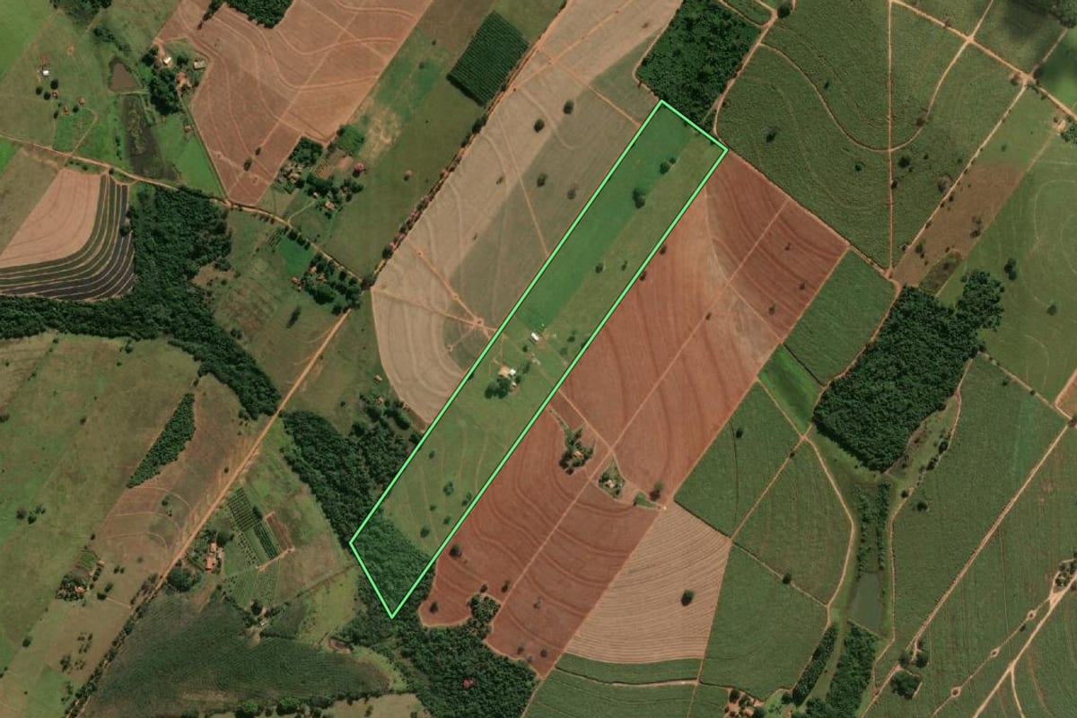 Imagem de satélite do imóvel rural em Mirandópolis (SP), com o contorno declarado no CAR desenhado por cima.