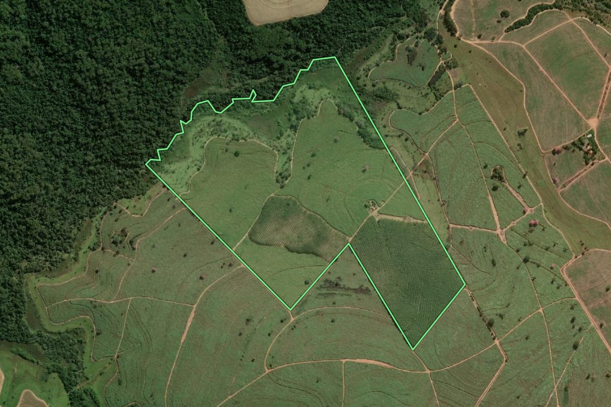 Imagem de satélite do imóvel rural em Mirandópolis (SP), com o contorno declarado no CAR desenhado por cima.
