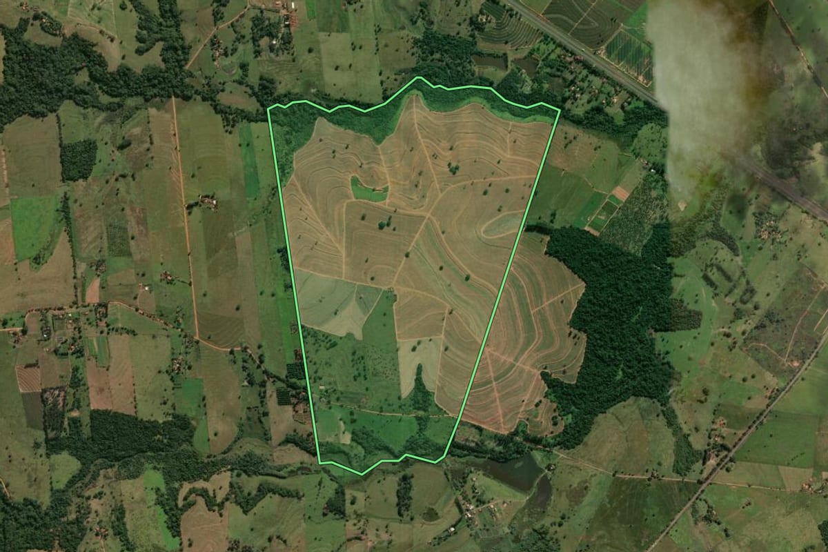 Imagem de satélite do imóvel rural em Mirandópolis (SP), com o contorno declarado no CAR desenhado por cima.