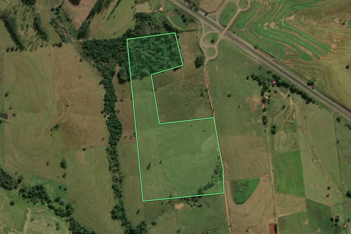 Imagem de satélite do imóvel rural em Mirandópolis (SP), com o contorno declarado no CAR desenhado por cima.