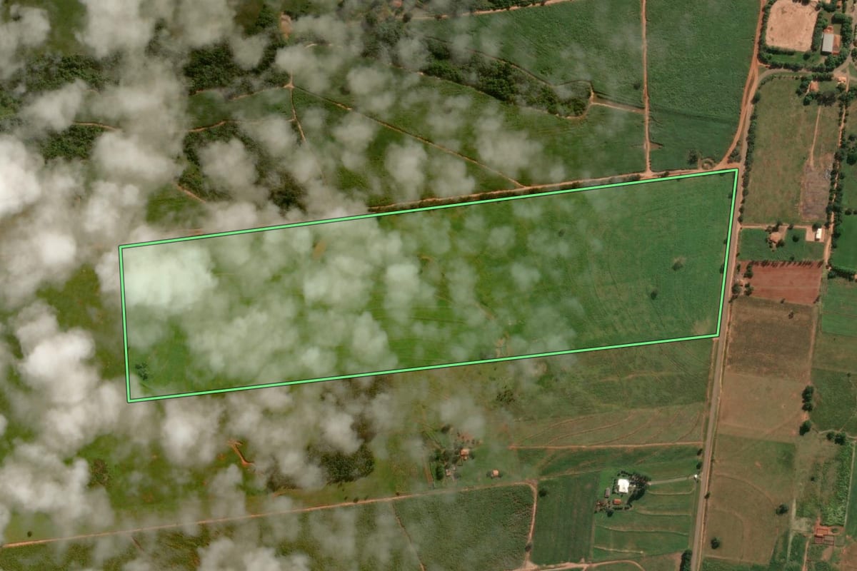 Imagem de satélite do imóvel rural em Mirandópolis (SP), com o contorno declarado no CAR desenhado por cima.