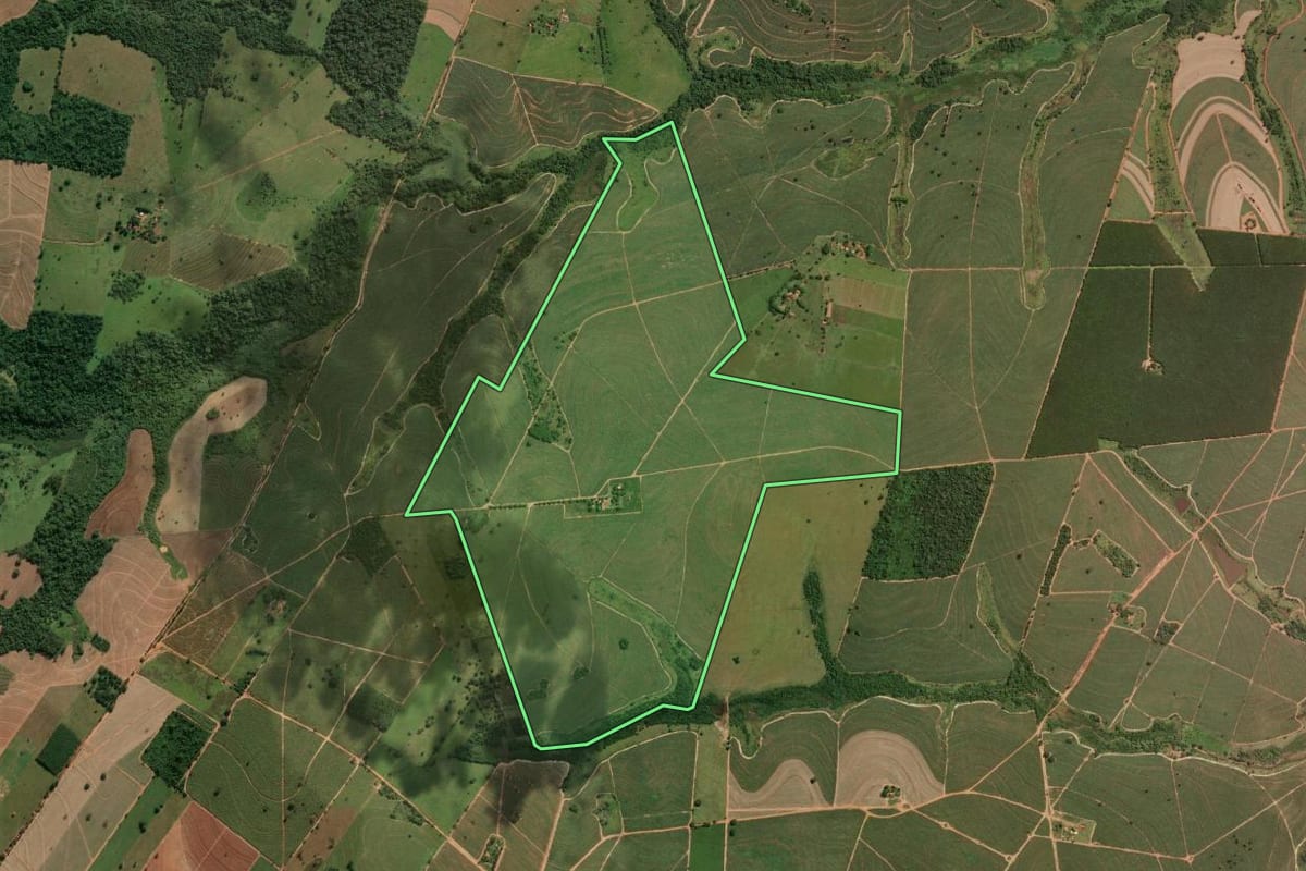 Imagem de satélite do imóvel rural em Mirandópolis (SP), com o contorno declarado no CAR desenhado por cima.