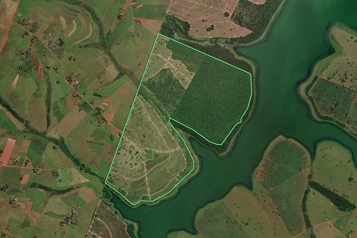 Imagem de satélite do imóvel rural em Mirandópolis (SP), com o contorno declarado no CAR desenhado por cima.