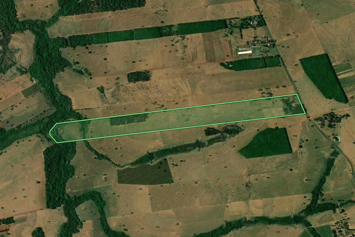 Imagem de satélite do imóvel rural em Mirandópolis (SP), com o contorno declarado no CAR desenhado por cima.