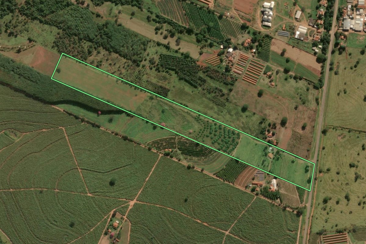 Imagem de satélite do imóvel rural em Mirandópolis (SP), com o contorno declarado no CAR desenhado por cima.