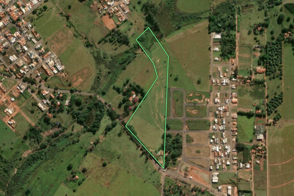 Imagem de satélite do imóvel rural em Mirandópolis (SP), com o contorno declarado no CAR desenhado por cima.
