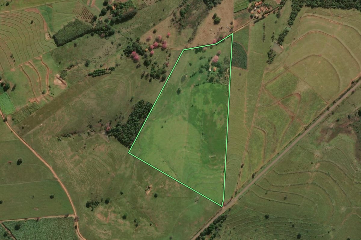 Imagem de satélite do imóvel rural em Mirandópolis (SP), com o contorno declarado no CAR desenhado por cima.