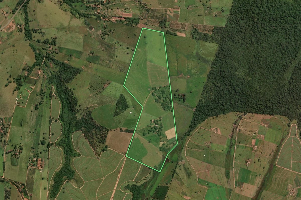 Imagem de satélite do imóvel rural em Mirandópolis (SP), com o contorno declarado no CAR desenhado por cima.