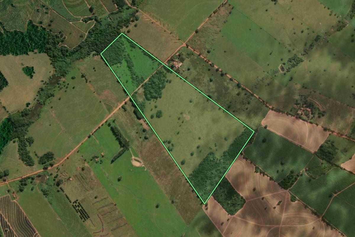 Imagem de satélite do imóvel rural em Mirandópolis (SP), com o contorno declarado no CAR desenhado por cima.