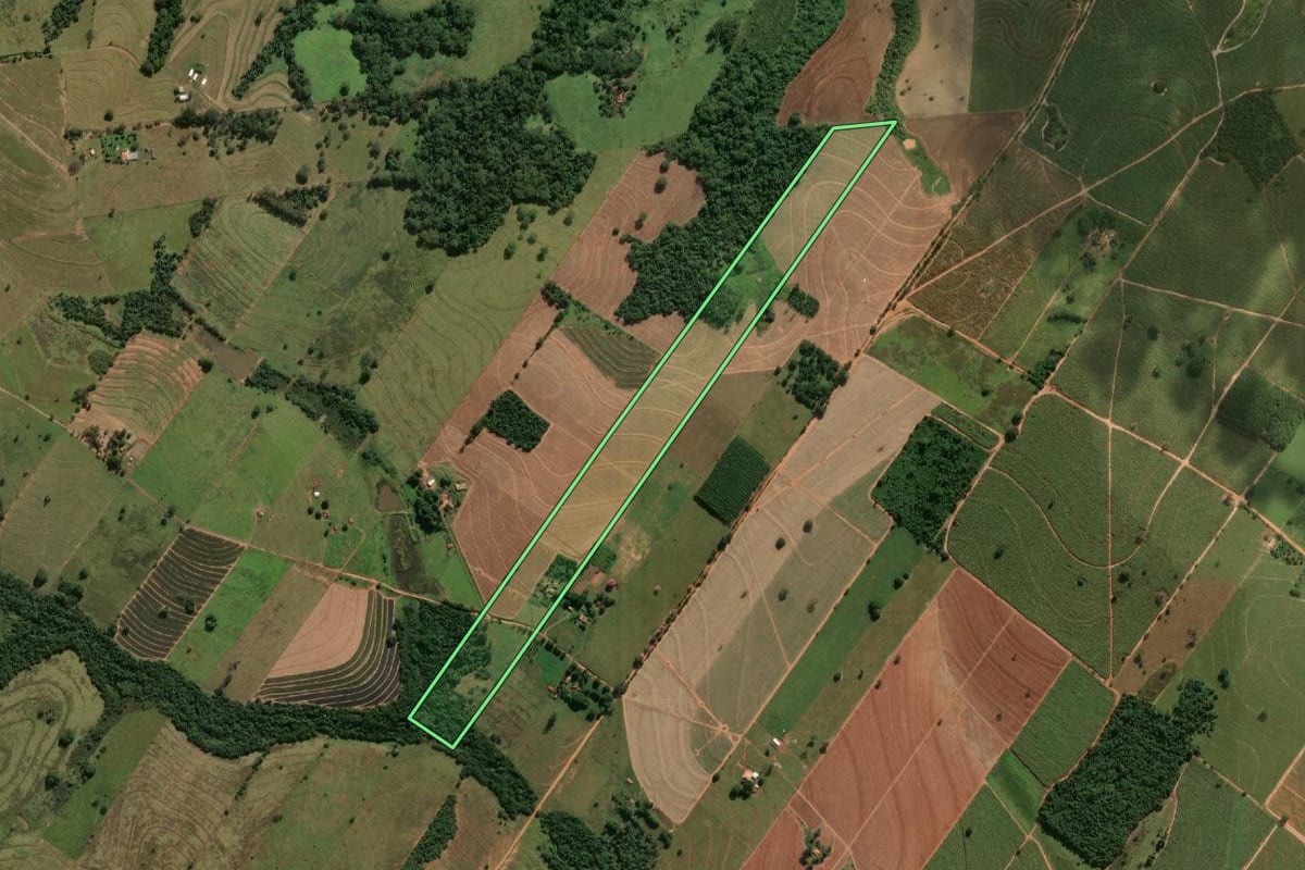 Imagem de satélite do imóvel rural em Mirandópolis (SP), com o contorno declarado no CAR desenhado por cima.