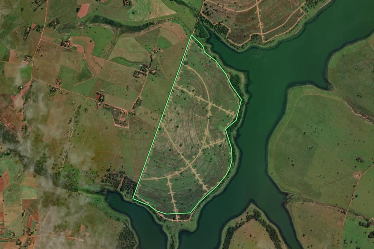 Imagem de satélite do imóvel rural em Mirandópolis (SP), com o contorno declarado no CAR desenhado por cima.