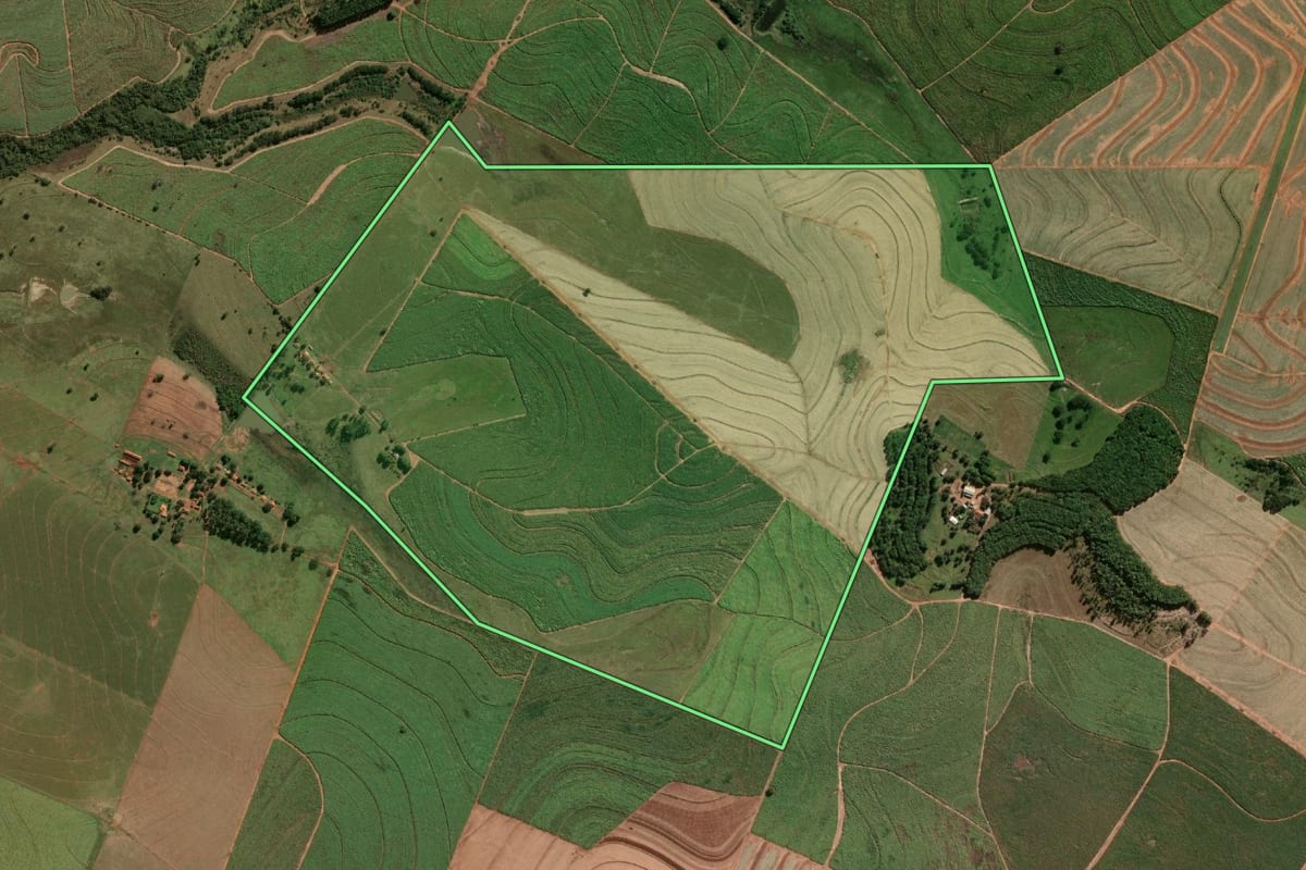 Imagem de satélite do imóvel rural em Mirandópolis (SP), com o contorno declarado no CAR desenhado por cima.