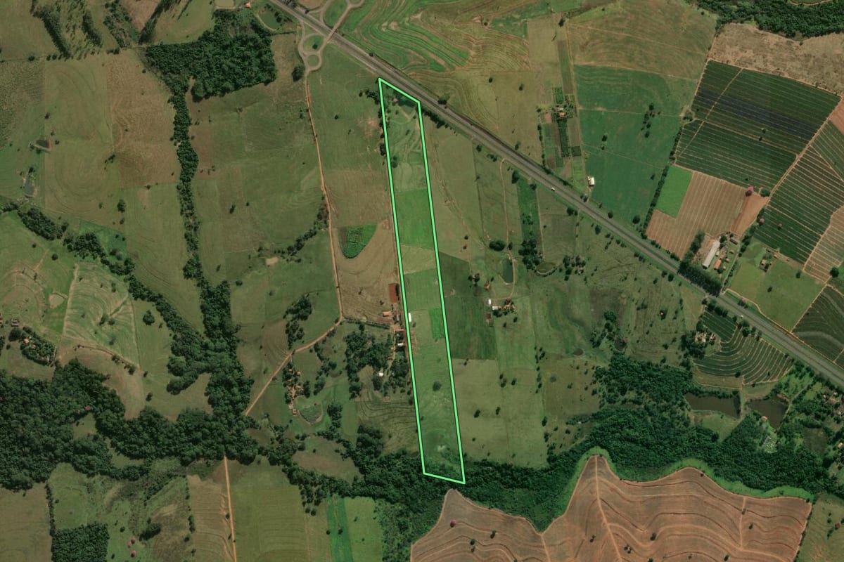 Imagem de satélite do imóvel rural em Mirandópolis (SP), com o contorno declarado no CAR desenhado por cima.